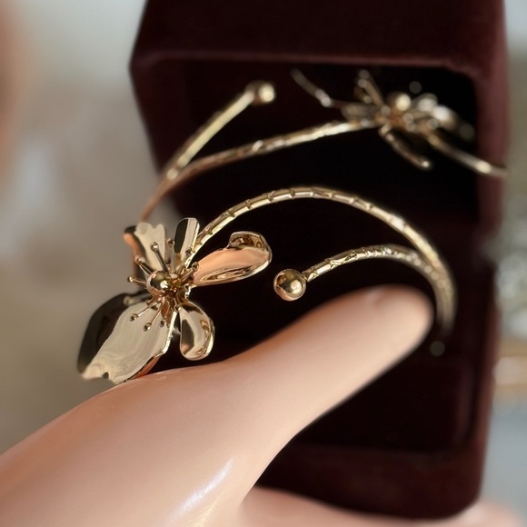 18K Gold Plated Floral Design Bracelet - Picture 7 of 8